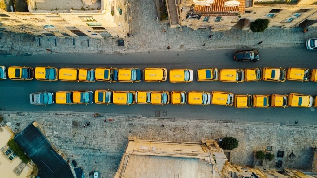 Manifestación en modo caracol: Los taxis se unen para defender un servicio público vital en Marsella el 2 de diciembre