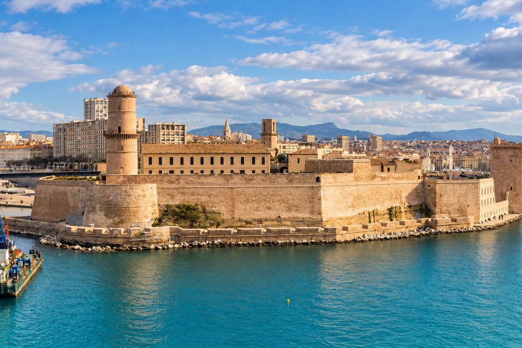 Le fort Saint-Jean et la tour du Roi René à l’entrée du Vieux-Port, vus depuis l’eau