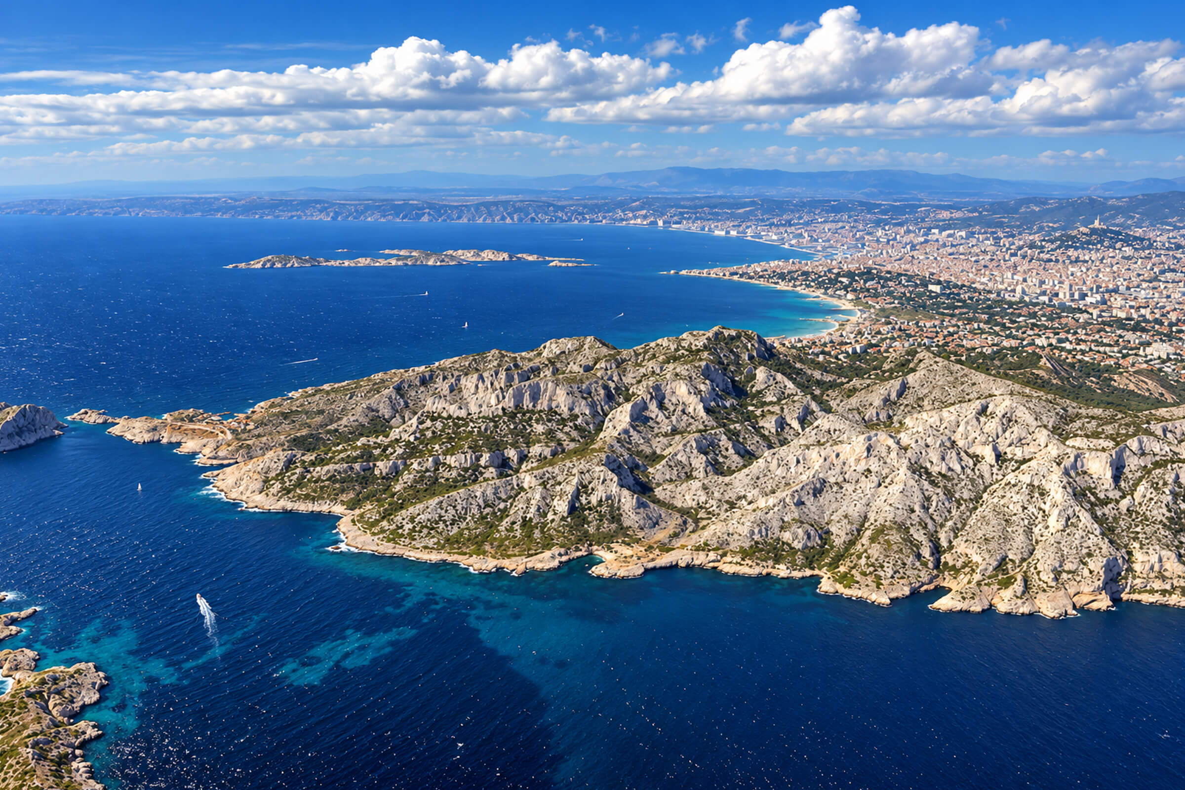 Vue aérienne du massif de Marseilleveyre et de la côte sud, Marseille et la rade en arrière-plan