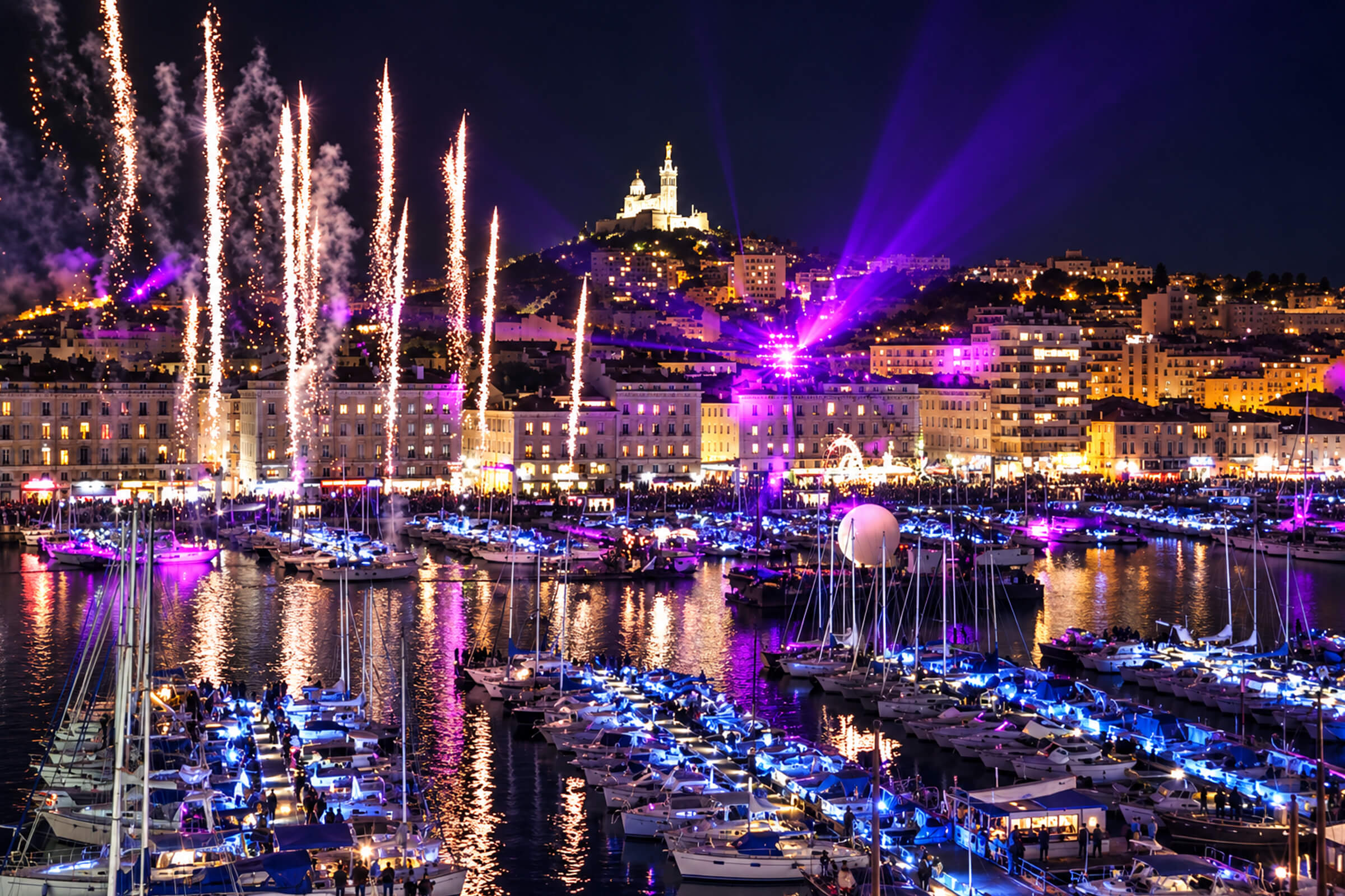 Feu d’artifice et faisceaux lumineux au-dessus du Vieux-Port, la nuit, Notre-Dame illuminée