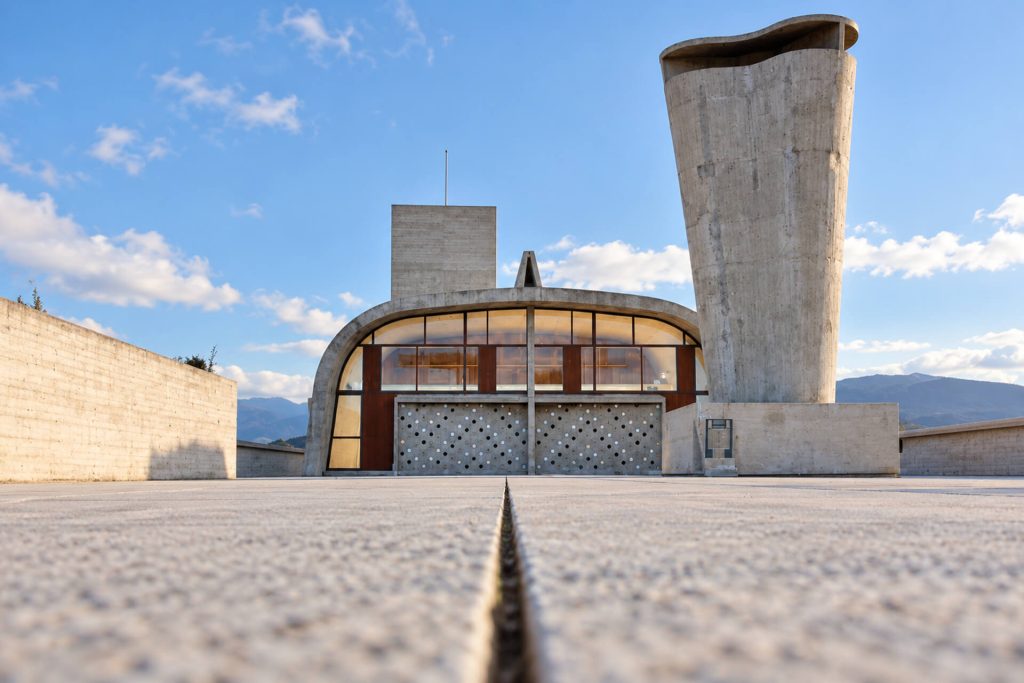 Le toit-terrasse en béton de la Cité radieuse de Le Corbusier et ses volumes sculptés
