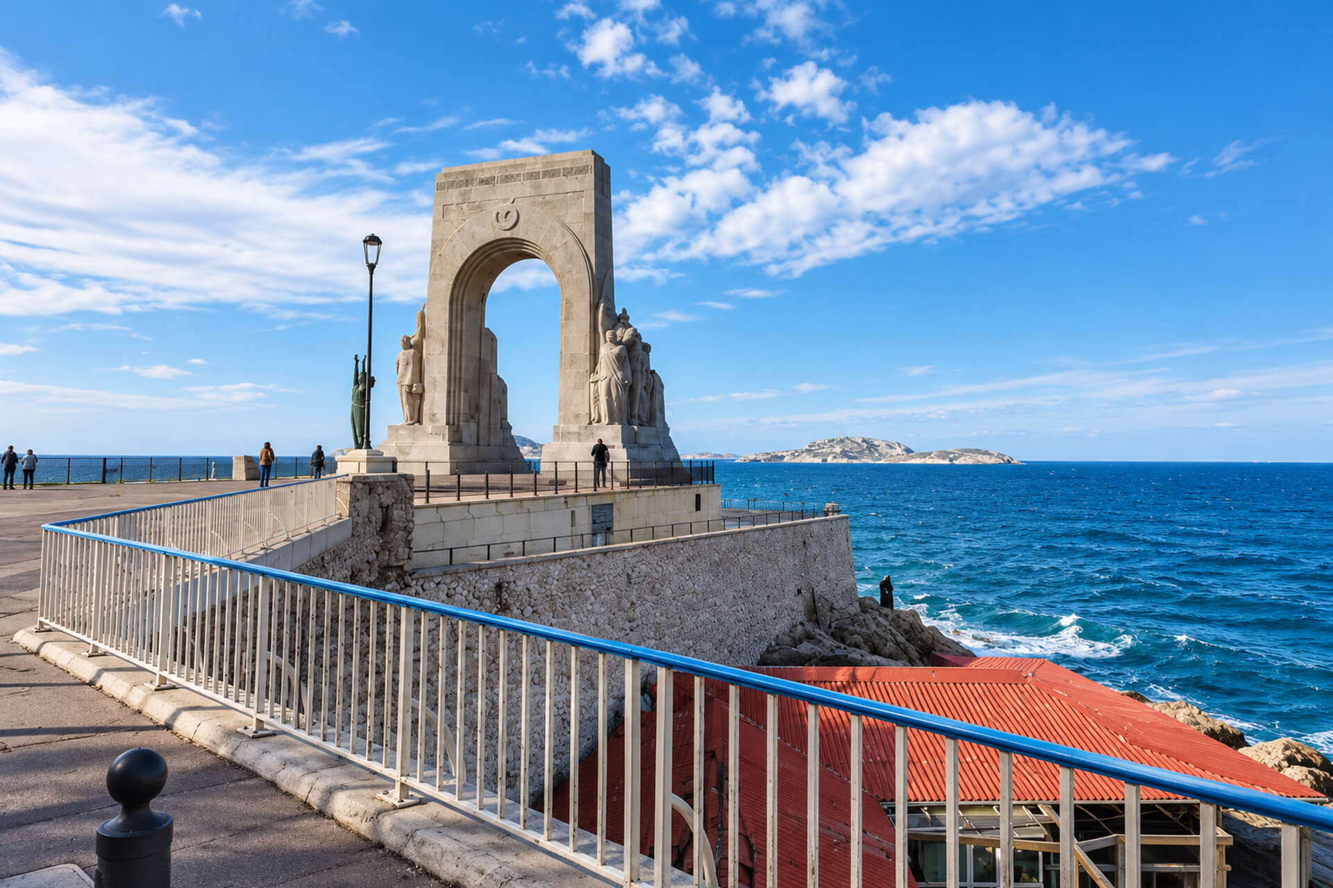 Monument aux morts de l’Armée d’Orient sur la corniche Kennedy, face à la mer et aux îles