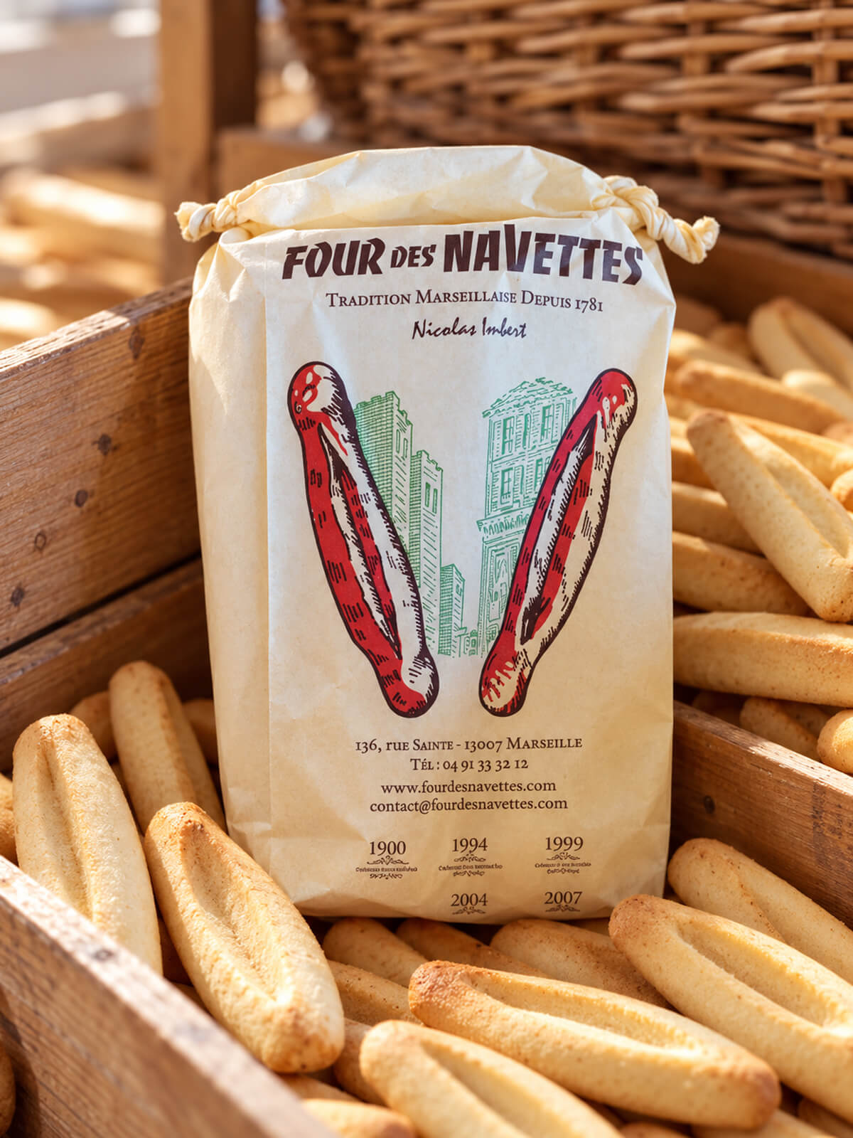 Sachet de navettes du Four des Navettes posé sur des biscuits, spécialité marseillaise