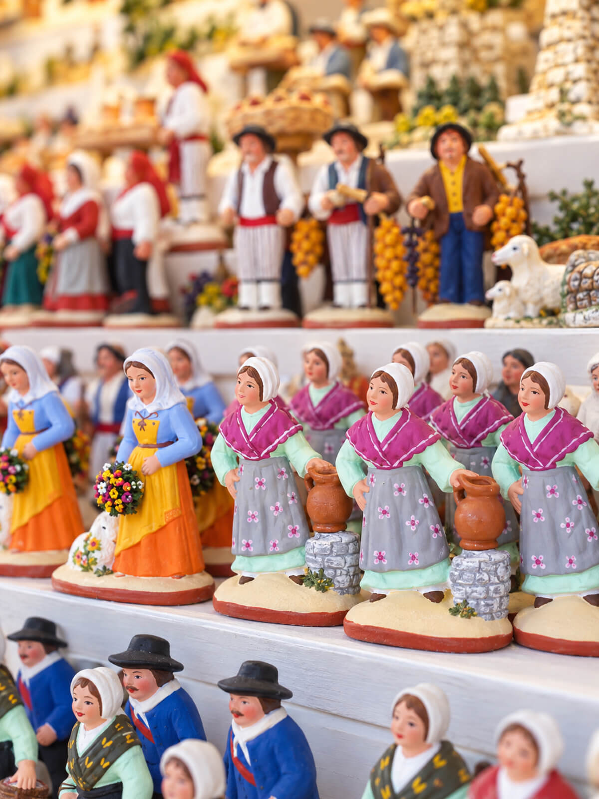 Santons de Provence en costume traditionnel alignés sur l’étal d’un santonnier