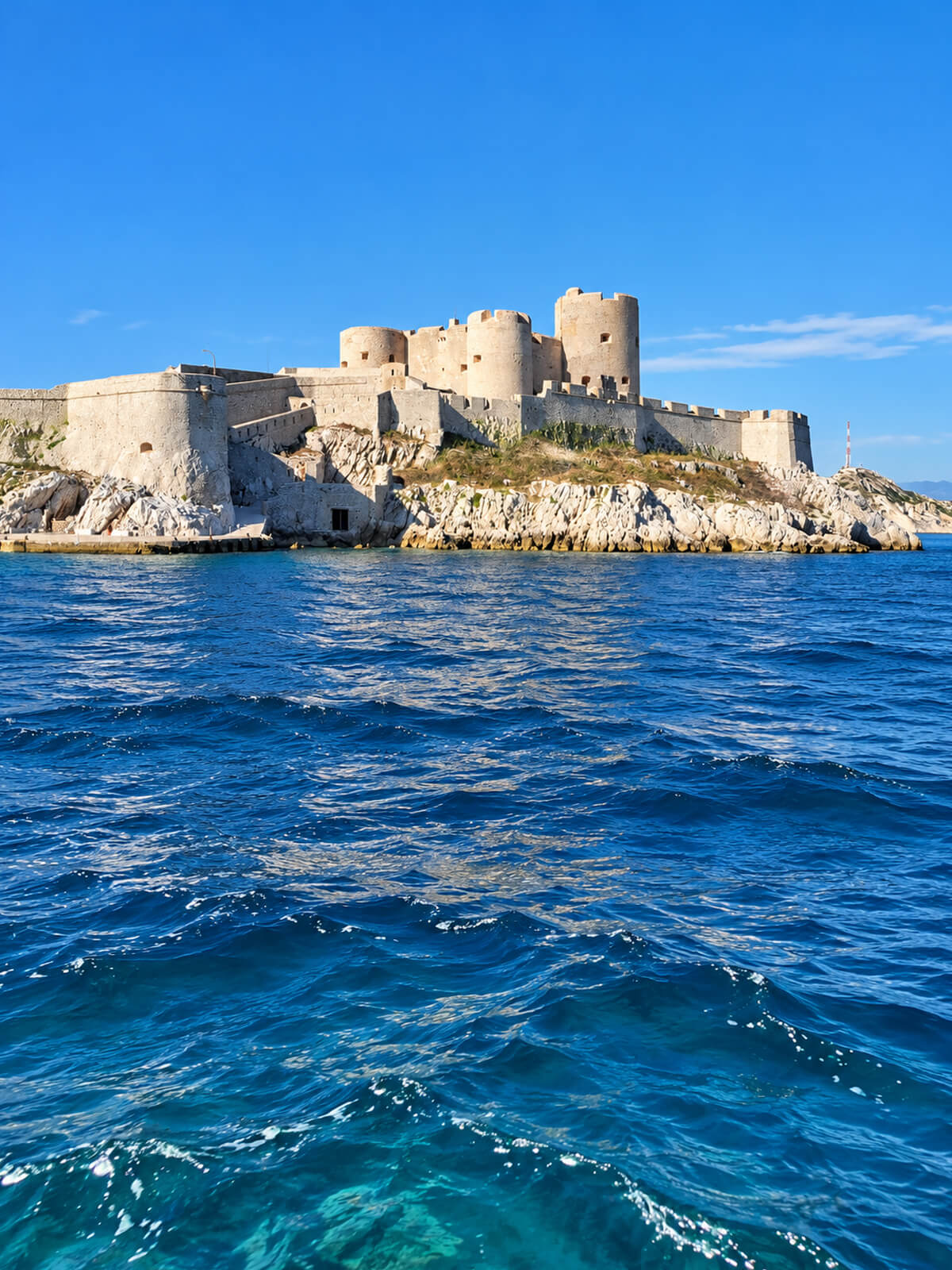 Le château d’If sur son îlot rocheux, vu depuis la navette en mer