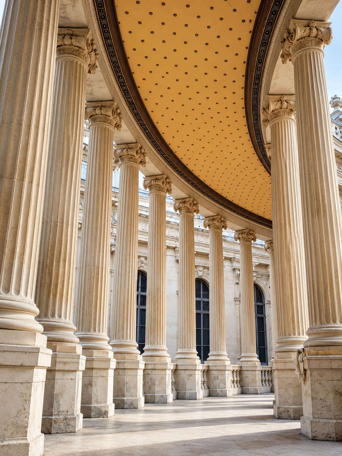 Colonnade incurvée du palais Longchamp et son plafond à caissons dorés