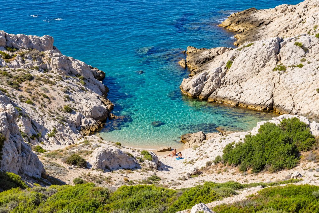 Petite plage de la calanque de Flancadou entre roches blanches et eau turquoise