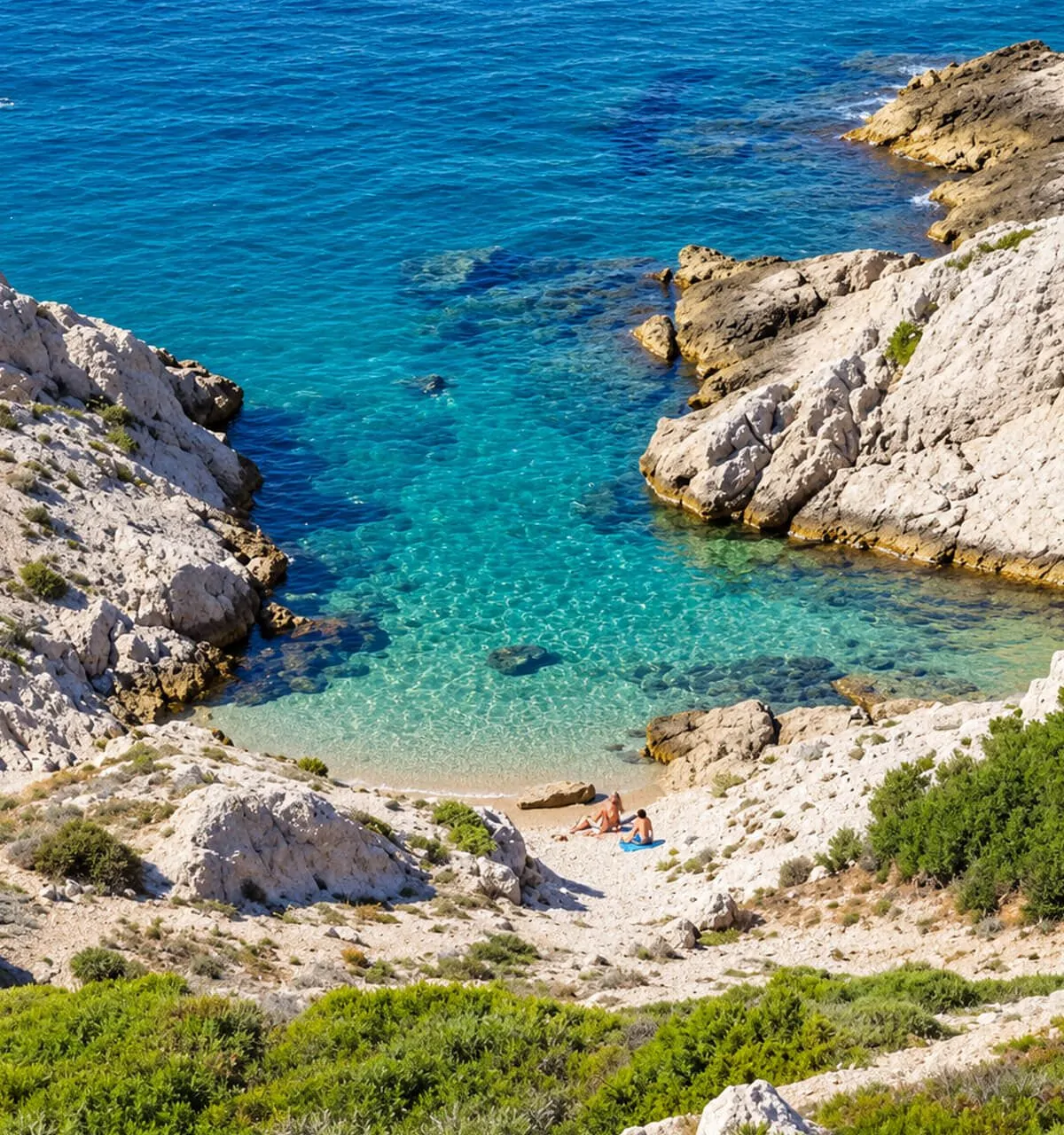 Petite plage de la calanque de Flancadou entre roches blanches et eau turquoise