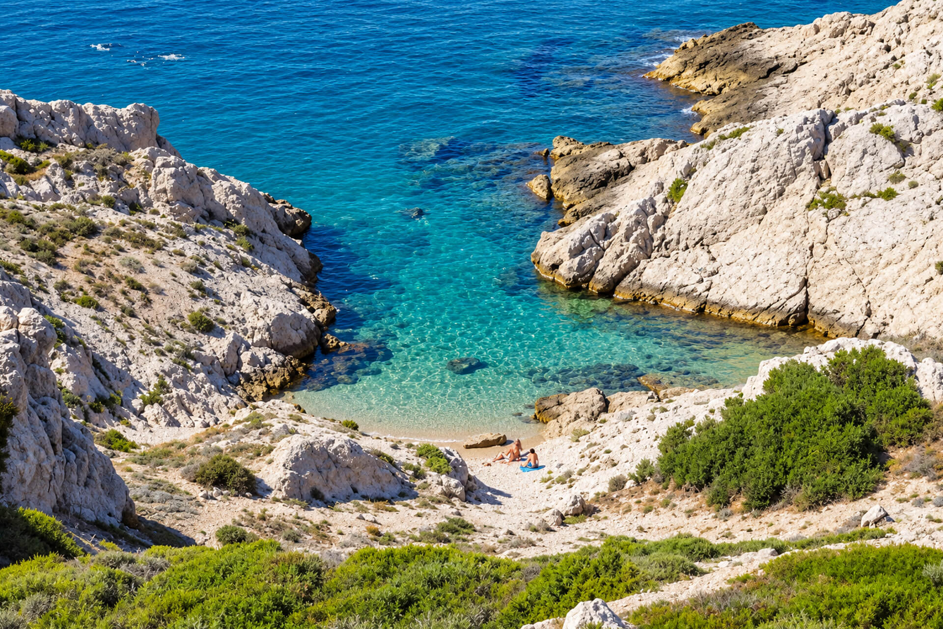 Petite plage de la calanque de Flancadou entre roches blanches et eau turquoise