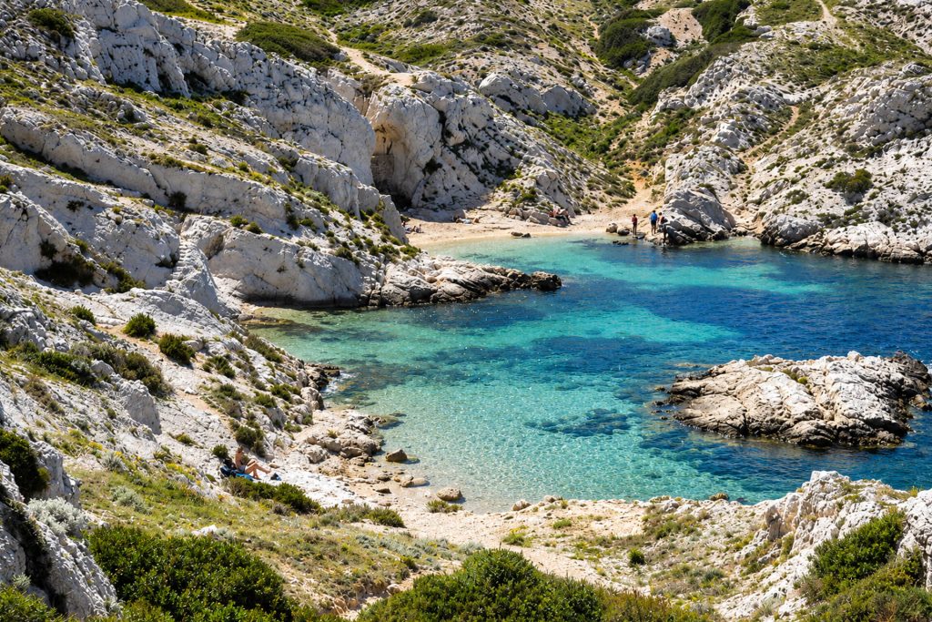 Crique turquoise de la calanque de la Crine entre les roches blanches, vue d’en haut