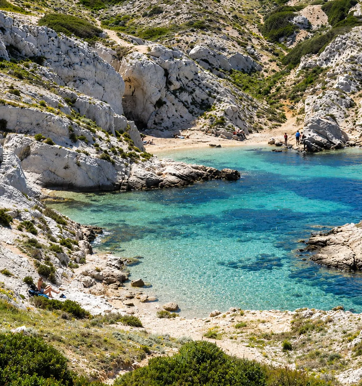 Crique turquoise de la calanque de la Crine entre les roches blanches, vue d’en haut