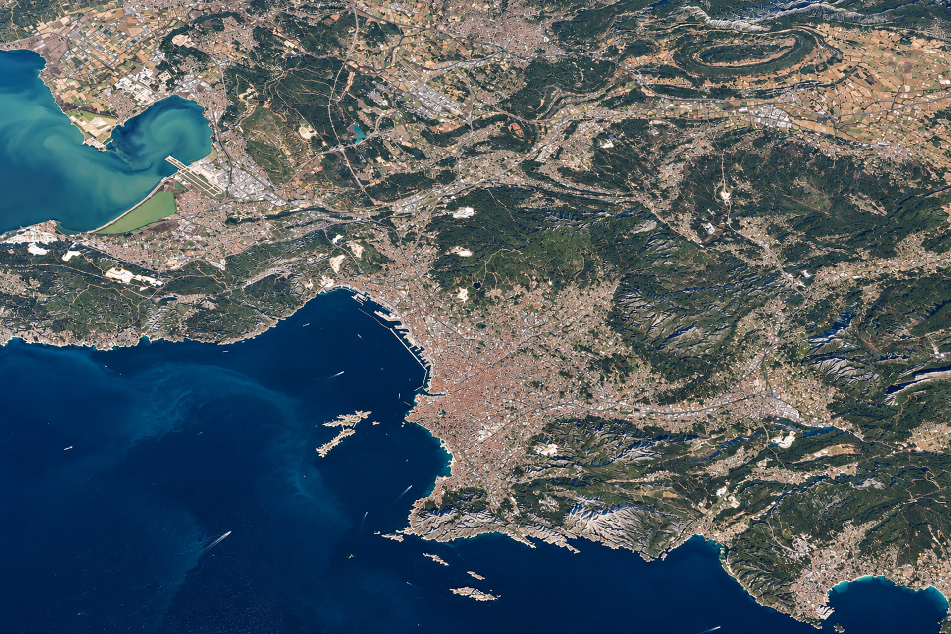 Vue satellite de Marseille, de sa rade, des calanques et de l’étang de Berre