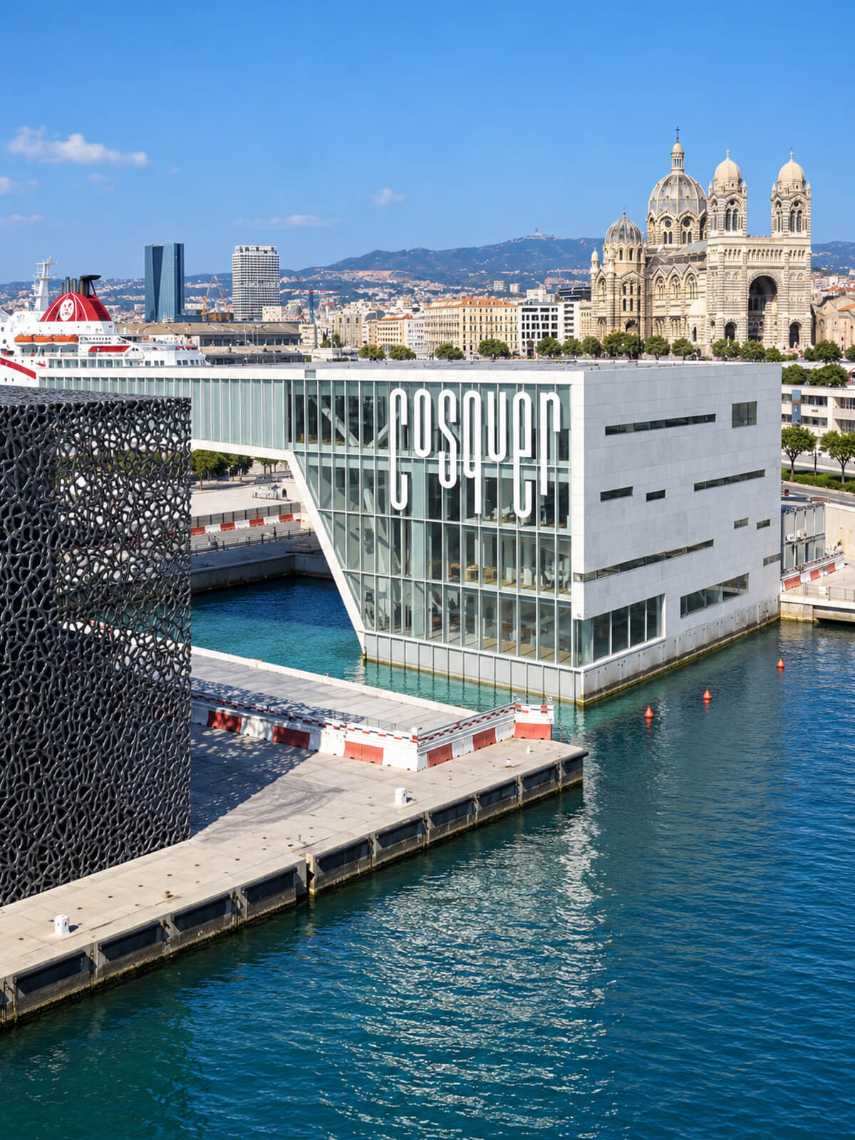 Le bùtiment de Cosquer Méditerranée et la résille du Mucem au bord du bassin, la Major au fond