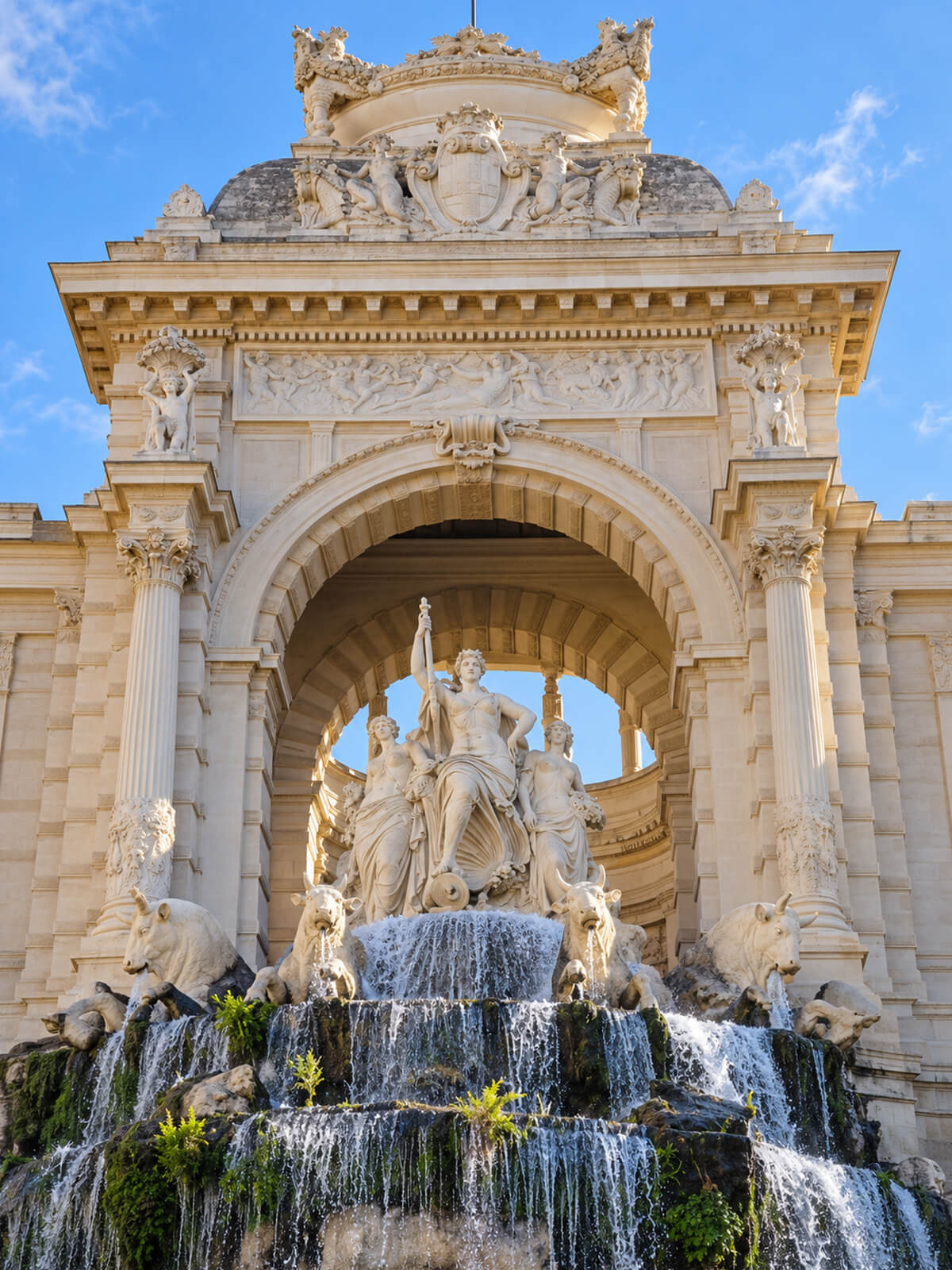 ChĂąteau dâeau du palais Longchamp : arc triomphal, groupe sculptĂ© et cascade
