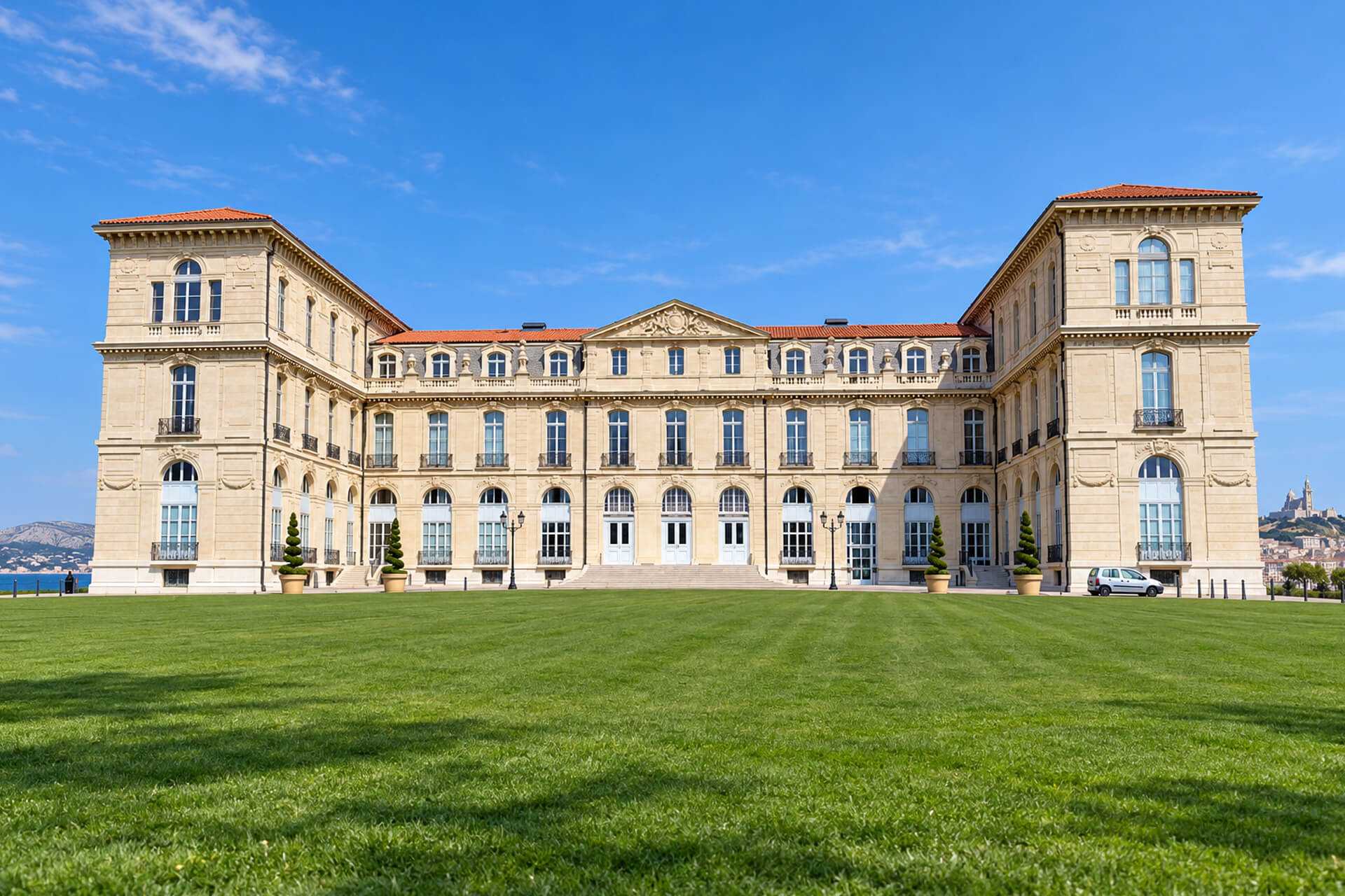Façade du palais du Pharo et sa grande pelouse, Notre-Dame de la Garde au loin