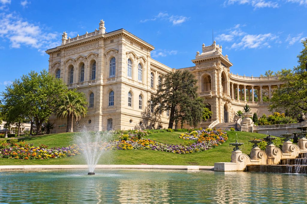 Aile du palais Longchamp, bassin et jet d’eau dans les jardins fleuris