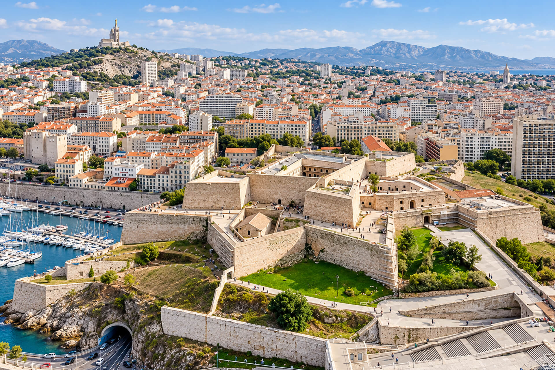 Vue aérienne du fort Saint-Nicolas au-dessus de l’entrée du Vieux-Port, Notre-Dame au fond