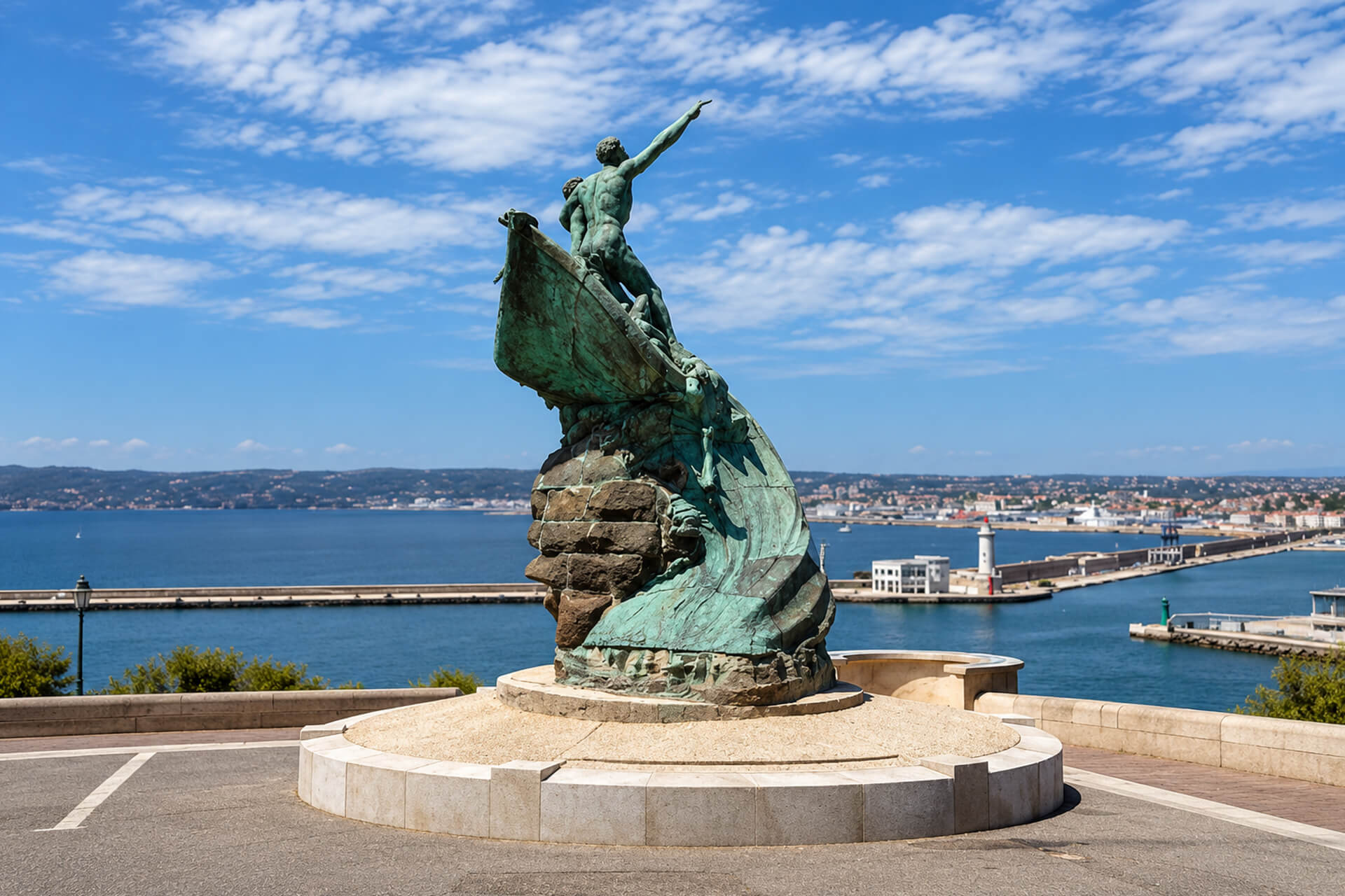 Sculpture en bronze du monument aux héros et victimes de la mer, l’entrée du port en fond