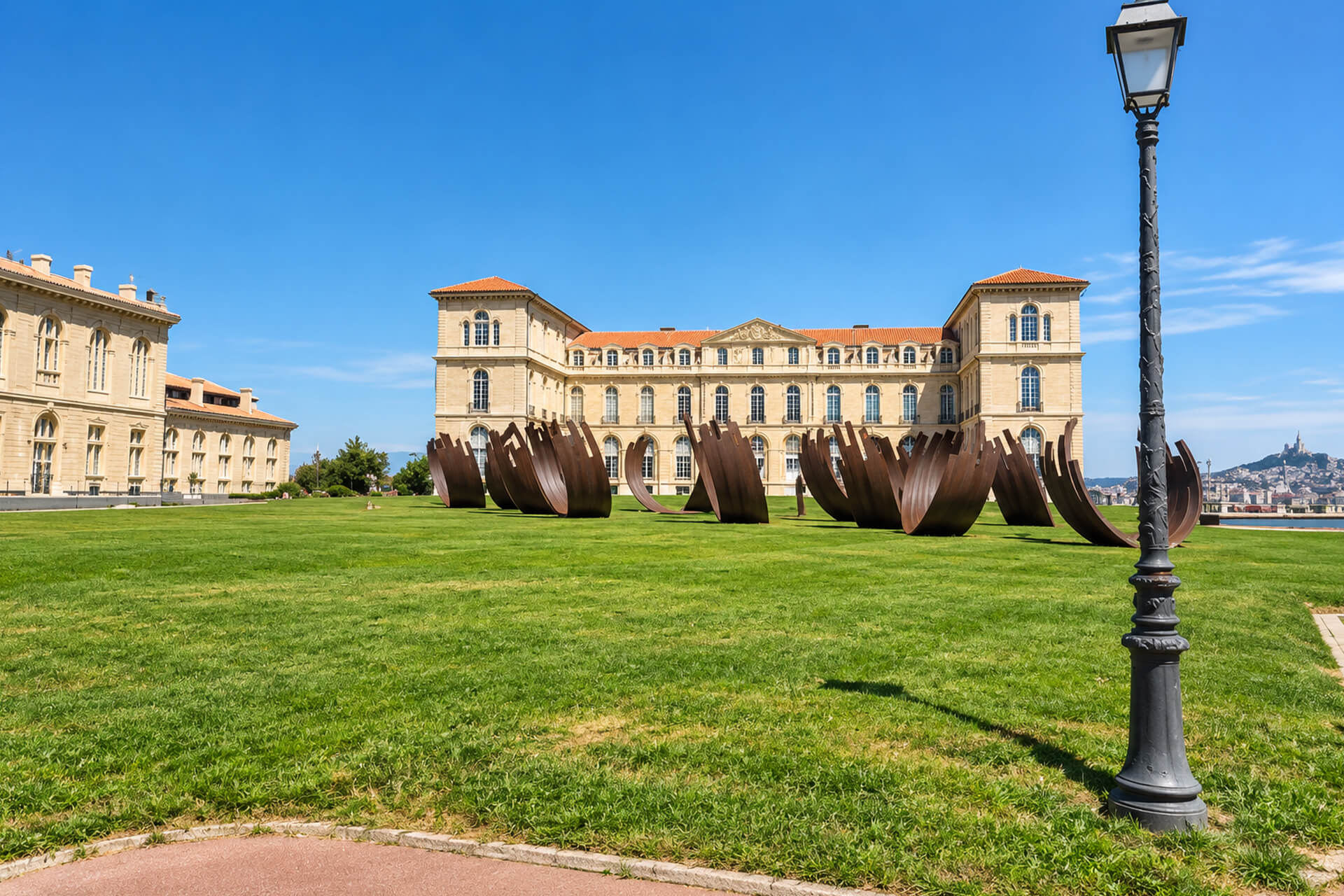 Pelouse du parc Émile-Duclaux et sculptures en métal devant le palais du Pharo
