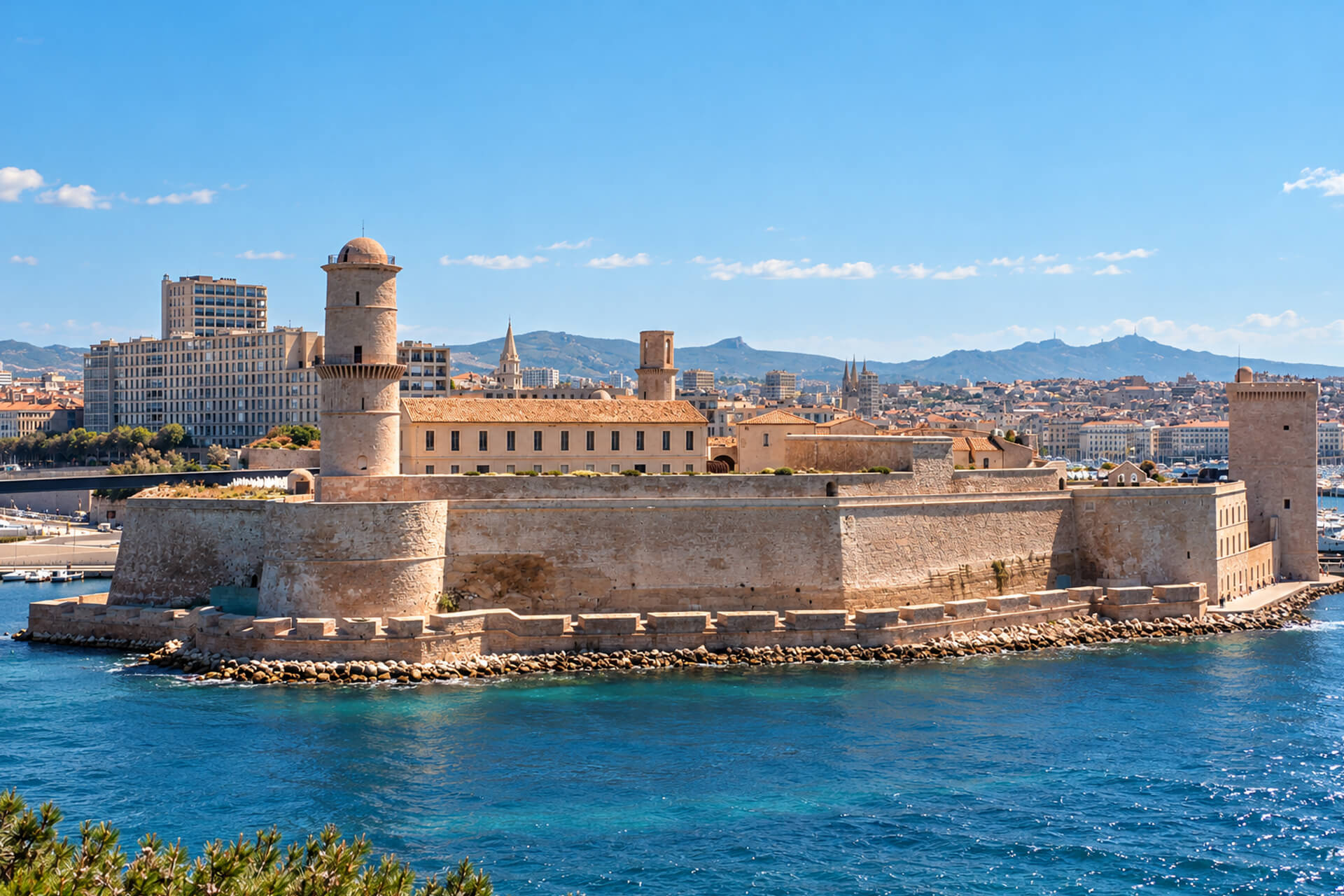 Le fort Saint-Jean et la tour du Roi RenĂ© Ă lâentrĂ©e du Vieux-Port, vus depuis la mer