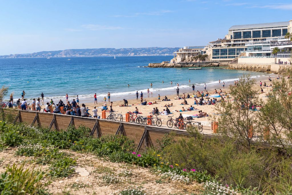 Plage des Catalans animée, baigneurs sur le sable et Cercle des nageurs au bord de l’eau