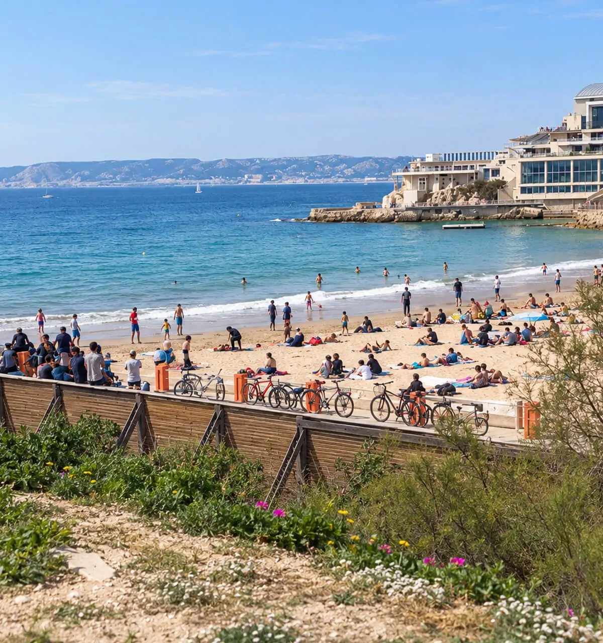 Plage des Catalans animée, baigneurs sur le sable et Cercle des nageurs au bord de l’eau
