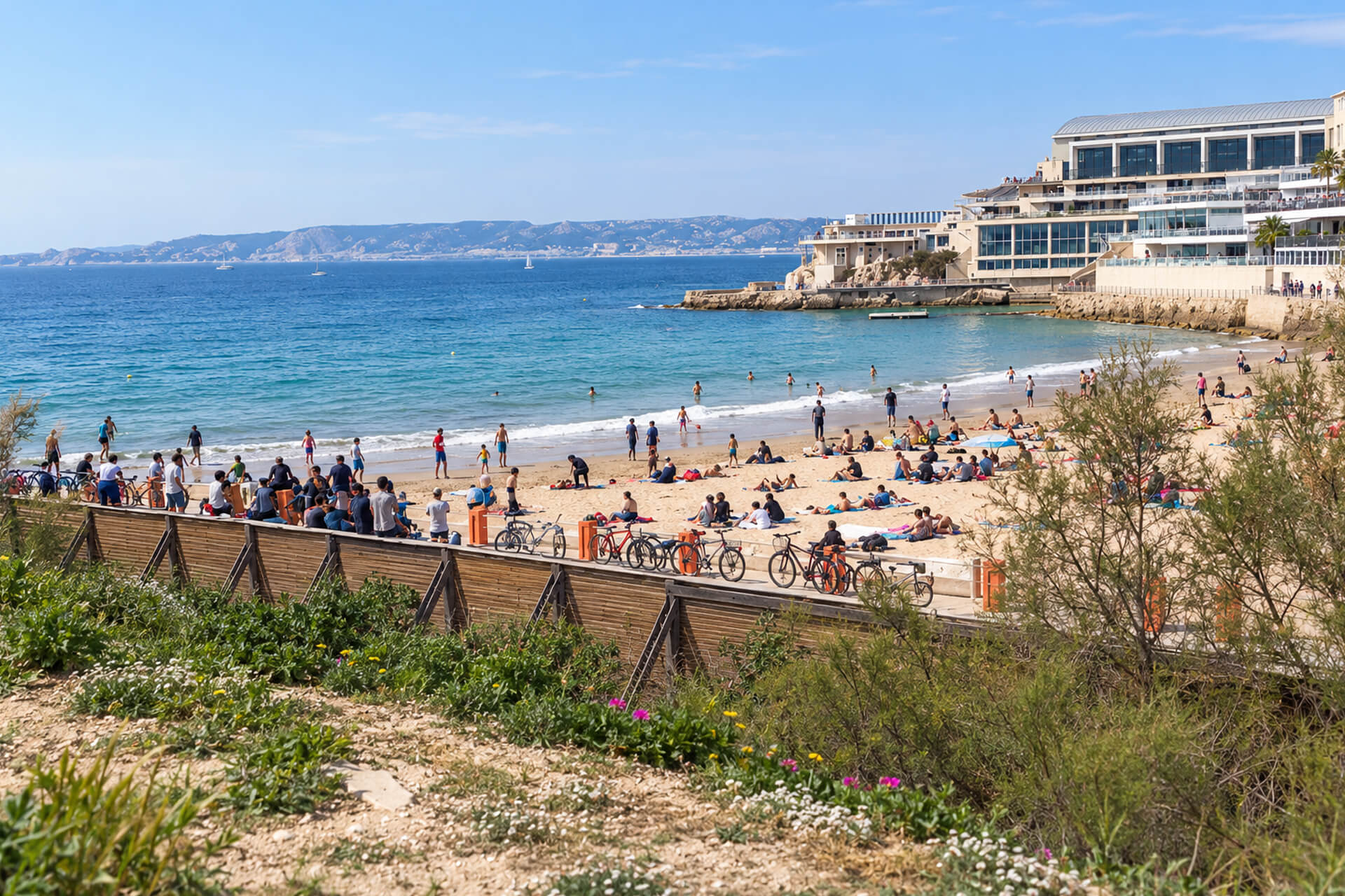 Plage des Catalans animée, baigneurs sur le sable et Cercle des nageurs au bord de l’eau