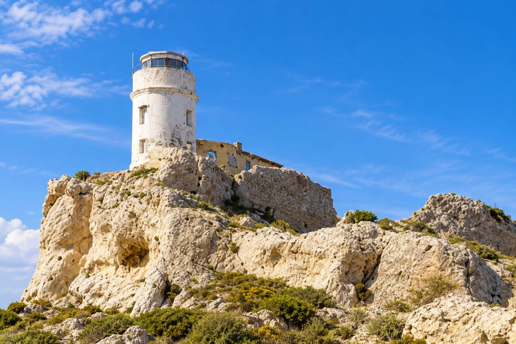 Tour blanche du sémaphore de Pomègues perchée sur un rocher calcaire