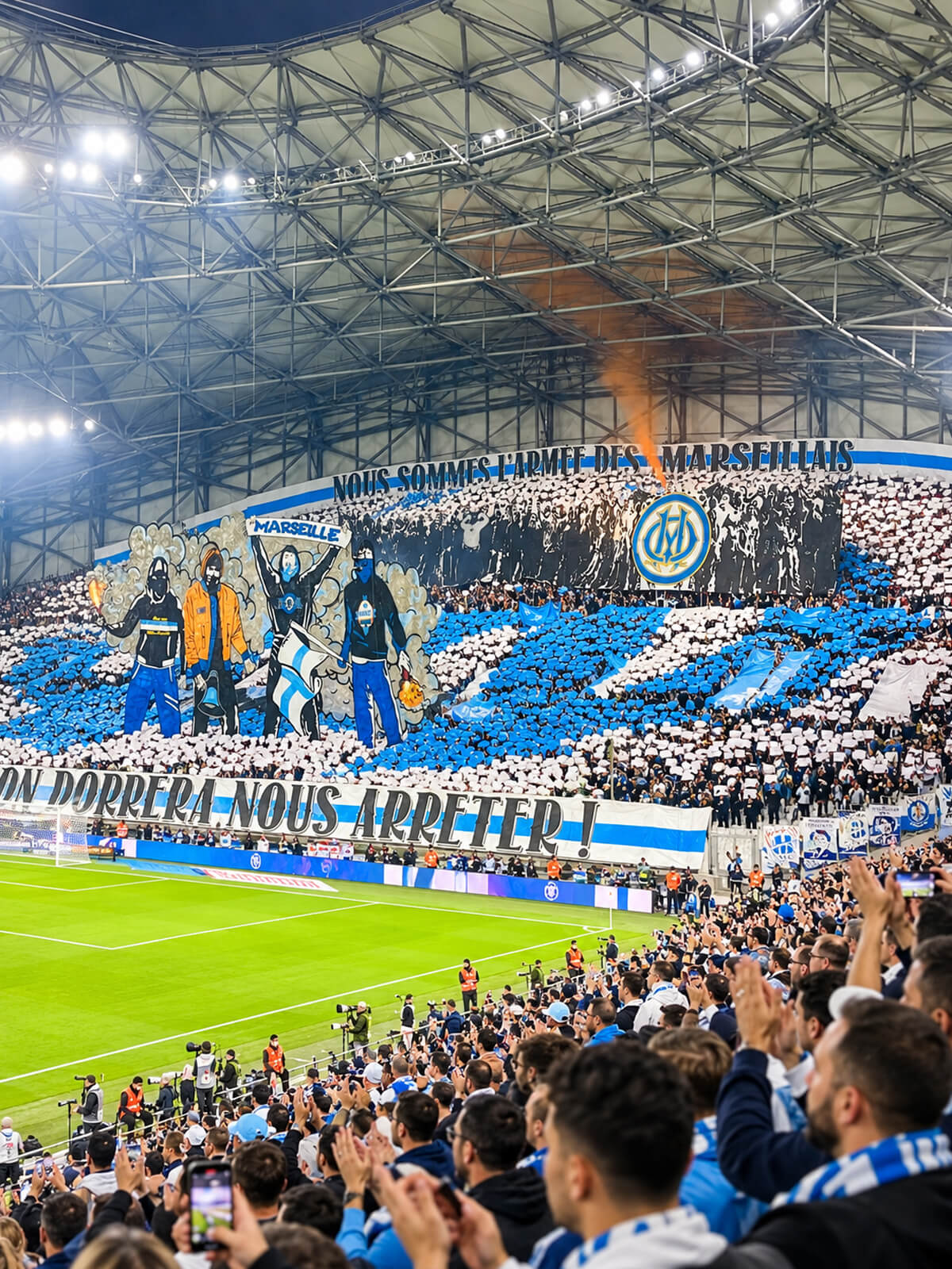 Supporters de lâOM et tifo gĂ©ant dans les tribunes de lâOrange VĂ©lodrome